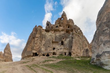 Goreme Ulusal Parkı 'nın bir parçası olan Kılıç Vadisi Manastırı' nın resmi..