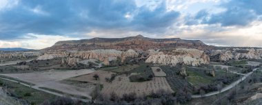 Kızıl ve Meskendir vadilerinin, Goreme Tarihi Ulusal Parkı 'nın bir parçası olan günbatımında çekilmiş bir panorama resmi..