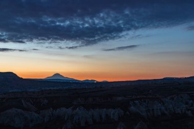 Aşk Vadisi 'nden gün doğumunda görülen Goreme Tarihi Ulusal Parkı' nın manzarası. Erciyes Dağı da en solda görülebilir..