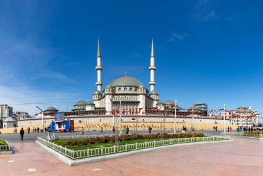 Taksim Camii ve Taksim Meydanı 'nın bir resmi.