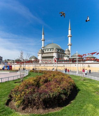 Taksim Camii ve Taksim Meydanı 'nın bir resmi.