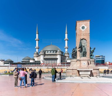 Taksim Camii, Cumhuriyet Anıtı ve Taksim Meydanı 'nın bir resmi.