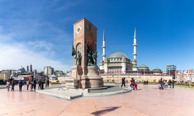Taksim Camii, Cumhuriyet Anıtı ve Taksim Meydanı 'nın bir resmi.