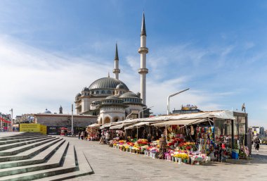Taksim Camii 'nin ve yakınlardaki birkaç dükkanın fotoğrafı..