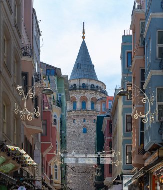 Yakınlardaki binalardan Galata Kulesi 'nin bir resmi..