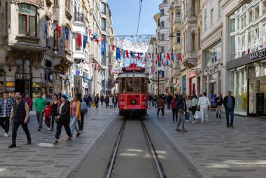 Independence Caddesi 'ndeki Taksim-Tunel Nostalji Tramvayı' nın bir resmi.