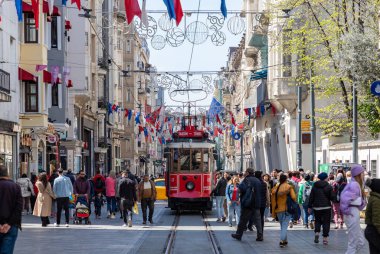 Independence Caddesi 'ndeki Taksim-Tunel Nostalji Tramvayı' nın bir resmi.