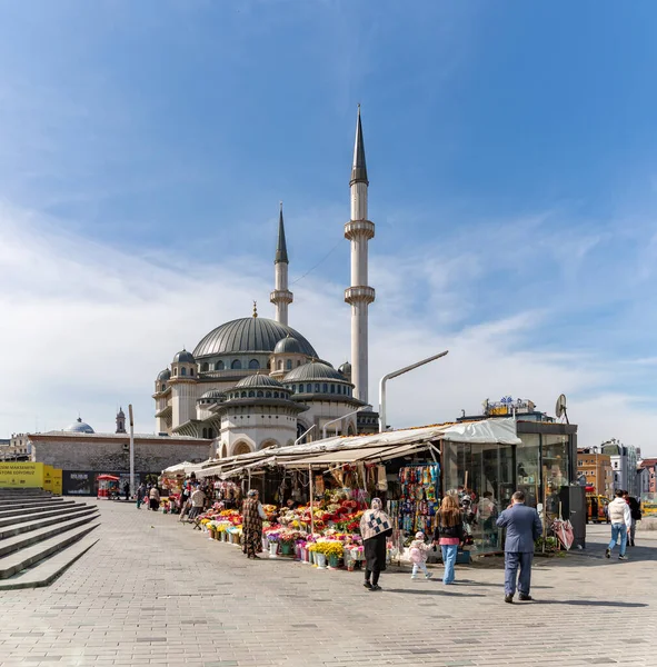 Taksim Camii 'nin ve yakınlardaki birkaç dükkanın fotoğrafı..