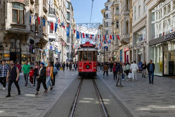 Independence Caddesi 'ndeki Taksim-Tunel Nostalji Tramvayı' nın bir resmi.