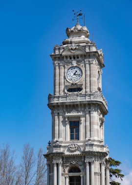 Dolmabahce Saat Kulesi 'nin bir resmi..