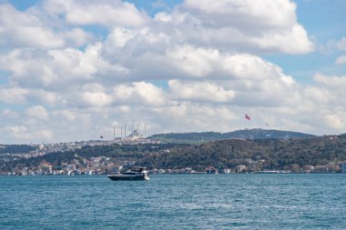 Boğazdaki yata bakan Camlica Camii 'nin bir resmi..