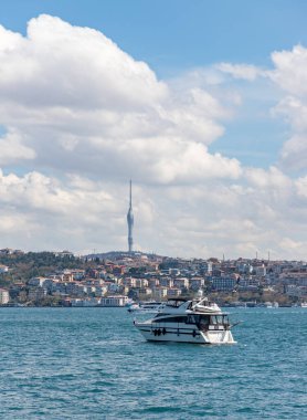 Boğazdaki yata bakan Camlica Kulesi 'nin resmi..