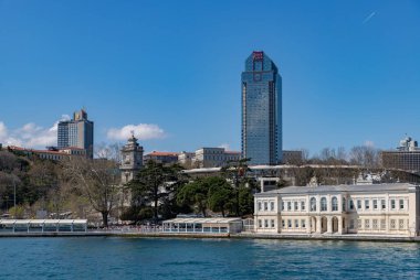 Dolmabahce Sarayı 'nın Hazine Kapısı binası ve Saat Kulesi' nin yanı sıra Ritz-Carlton, İstanbul.