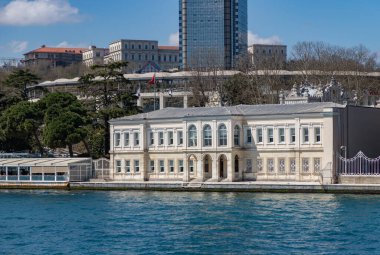 Dolmabahce Sarayı 'nın Hazine Kapısı binasının resmi..