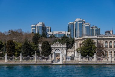 Dolmabahce Sarayı ve Swissotel İstanbul Boğazı 'nın bir resmi..