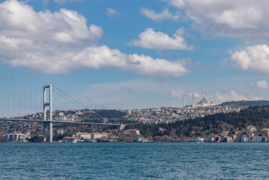 Camlica Camii ve Boğaz Köprüsü 'nün bir resmi..