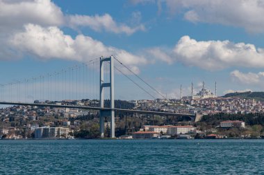 Camlica Camii ve Boğaz Köprüsü 'nün bir resmi..