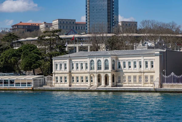 Dolmabahce Sarayı 'nın Hazine Kapısı binasının resmi..