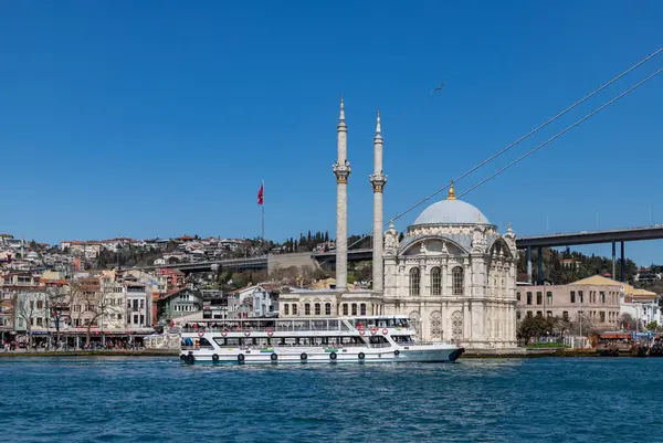 Ortakoy Camii 'nin bir resmi ve önünde bir feribot..