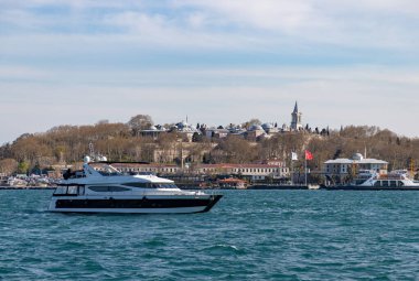 Topkapı Sarayı 'nın önündeki Boğaz Boğazı yatının resmi..