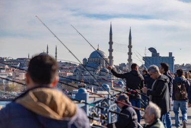 Galata Köprüsü balıkçılarının ve Yeni Cami 'nin bir resmi..
