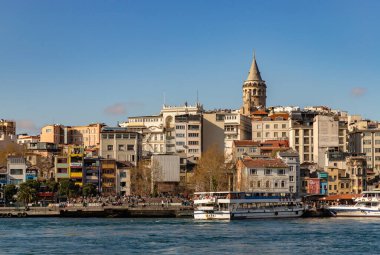 Galata Kulesi 'nin ve Beyoğlu bölgesinin rıhtımının bir resmi..