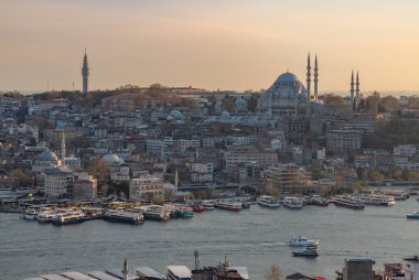 Gün batımında Süleyman Camii ve Altın Boynuz rıhtımının bir resmi..