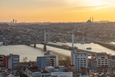 Gün batımında Golden Horn Köprüsü 'nün bir resmi..