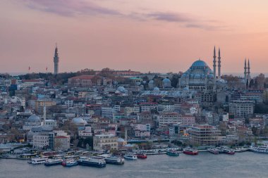Gün batımında Süleyman Camii ve Altın Boynuz rıhtımının bir resmi..