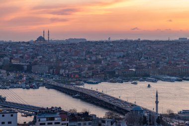 Gün batımında Atatürk Köprüsü 'nün bir resmi..