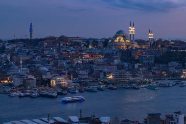 Süleyman Camii ve Altın Boynuz rıhtımının gece çekilmiş bir resmi..