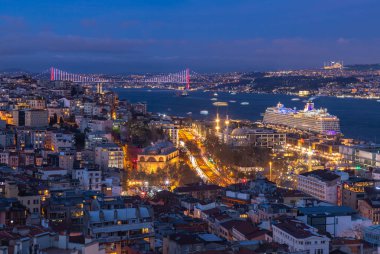 Beyoğlu ve Boğaz 'ın gece binalarının bir resmi..