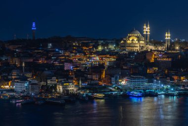 Süleyman Camii ve Altın Boynuz rıhtımının gece çekilmiş bir resmi..