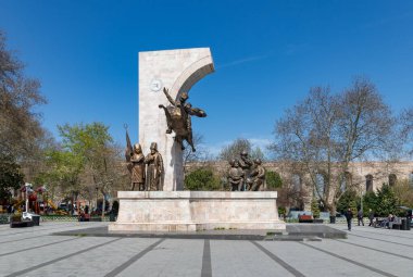 Fatih Anıt Parkı 'ndaki Sultan II. Mehmed Heykeli' nin bir resmi..
