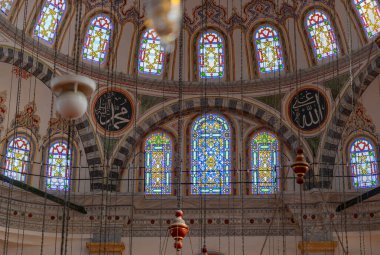 İstanbul 'daki Fatih Camii' nin renkli ve görkemli iç mekanının bir resmi.