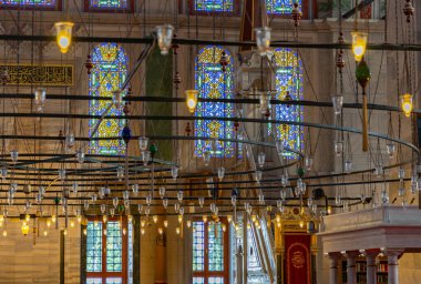 İstanbul 'daki Fatih Camii' nin renkli ve görkemli iç mekanının bir resmi.