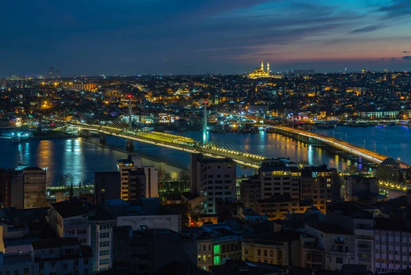 Картина Моста Золотой Рог Ататюркского Моста Ночью — стоковое фото