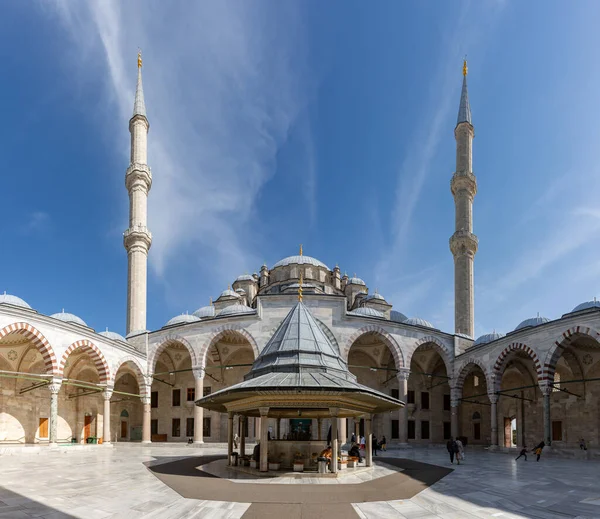 伊斯坦布尔法蒂赫清真寺 Fatih Mosque Sahn 的照片 — 图库照片