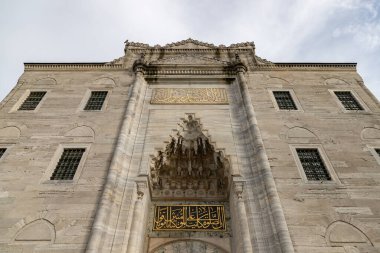 İstanbul 'daki Süleyman Camii' nin ana cephesinin bir resmi.
