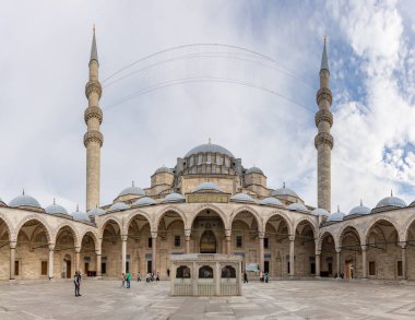 İstanbul 'daki Süleyman Camii' nin avlusunun bir resmi..