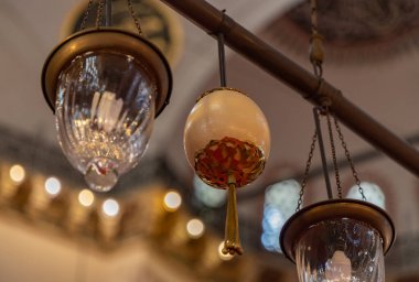 İstanbul 'daki Süleyman Camii' nin içinde devekuşu yumurtası resmi.