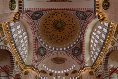 İstanbul 'daki Süleyman Camii' nin renkli ve görkemli iç mekânının bir resmi.
