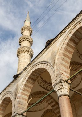 İstanbul 'da Süleyman Camii' nin minarelerinden birinin fotoğrafı.