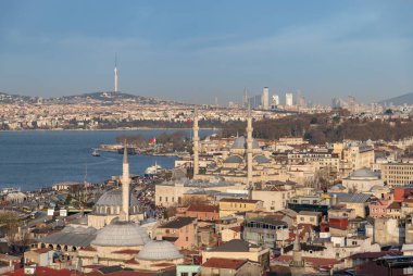 Rustem Paşa Camii ve Yeni Cami 'nin bir resmi, İstanbul' un Asyalı tarafıyla birlikte..
