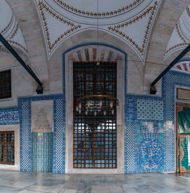 İstanbul 'daki Rustem Paşa Camii' nin renkli ve görkemli cephesinin bir resmi.