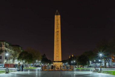 Gece vakti Theodosius 'un Obelisk resmi..