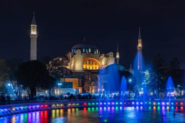 Ayasofya ve renkli Sultan Ahmet Parkı Çeşmesi 'nin gece çekilmiş bir resmi..