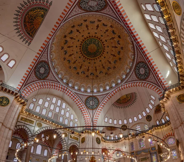 İstanbul 'daki Süleyman Camii' nin renkli ve görkemli iç mekânının bir resmi.