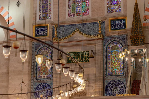 伊斯坦布尔苏莱曼尼亚清真寺五彩斑斓的内部图景 — 图库照片