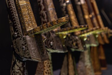 Silah ve Kol odasındaki Topkapı Sarayı kompleksinin bir parçası olan üç tüfeğin resmi..